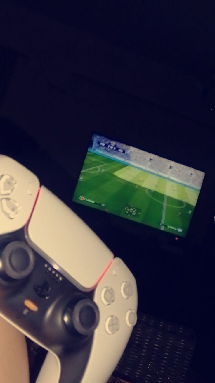 Comandos PlayStation durante uma partida de futebol à noite
